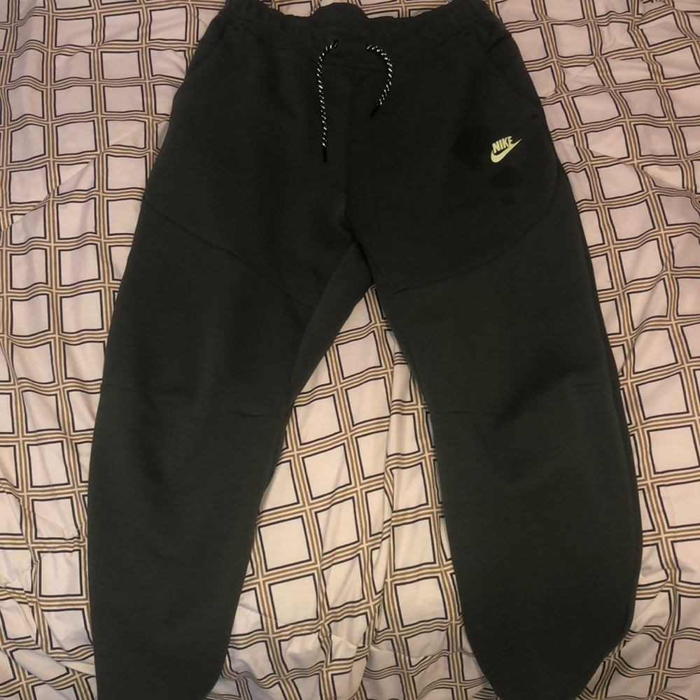 Nike tech fleece pants green